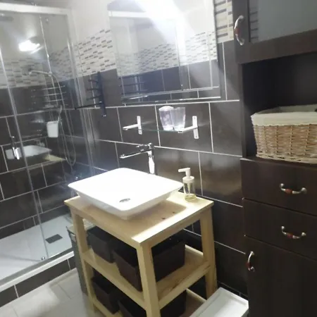 Appartement T2 En Rdc Avec Terrasse Privative, Parking Et Equipements Confortables. - Fr-1-326-383 *