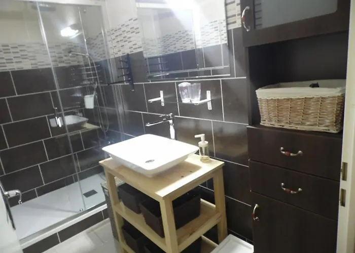 Appartement T2 En Rdc Avec Terrasse Privative, Parking Et Equipements Confortables. - Fr-1-326-383 *