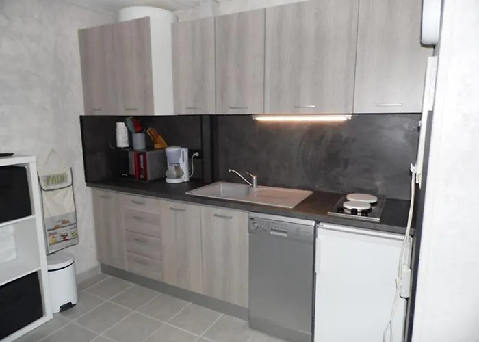 Appartement T2 En Rdc Avec Terrasse Privative, Parking Et Equipements Confortables. - Fr-1-326-383