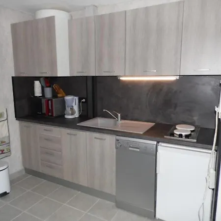 Apartment T2 En Rdc Avec Terrasse Privative, Parking Et Equipements Confortables. - Fr-1-326-383